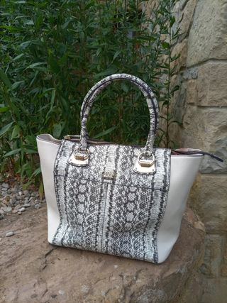 Bolso Guess Nuevo a estrenar de segunda mano por 20 EUR en Les Fonts en  WALLAPOP