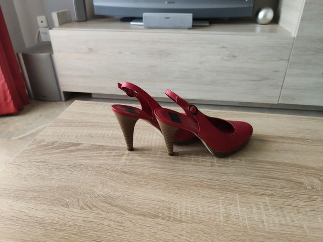 Zapato rojo de tacón fino