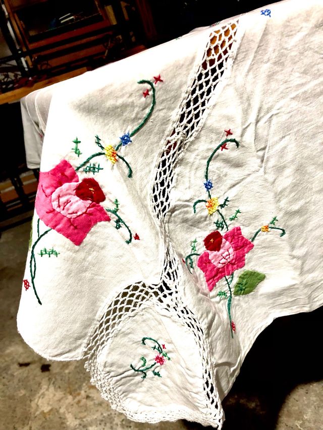 ):MANTELERÍA VINTAGE BORDADA A MANO:(