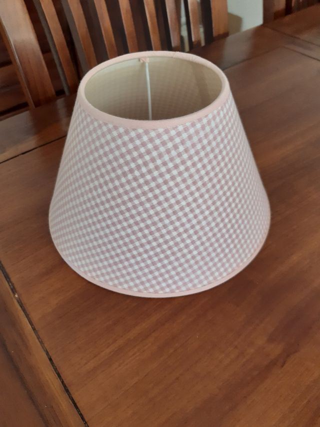 Pantalla mesilla de noche