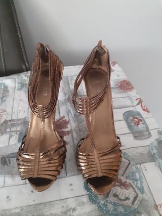 Sandalias de tacon color bronce de segunda mano por 10 EUR en Sant Boi de  Llobregat en WALLAPOP