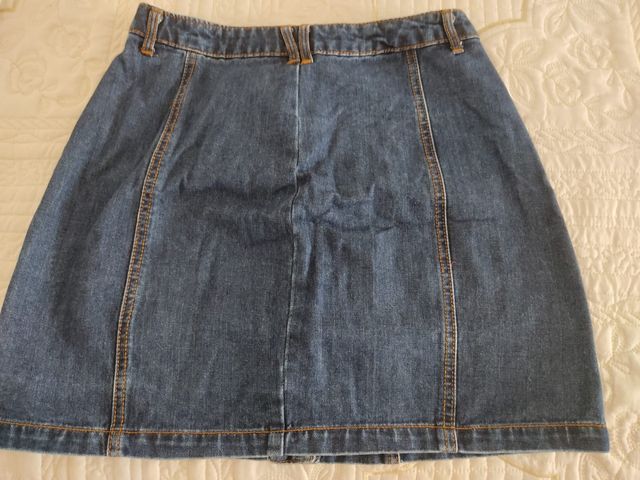 Falda vaquera con botones delanteros de Stradivari