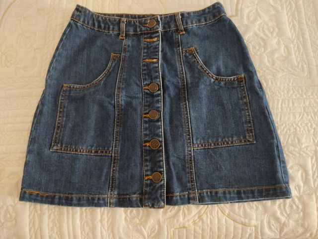 Falda vaquera con botones delanteros de Stradivari