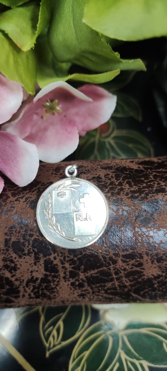 medalla de plata antigua Rh y horóscopo