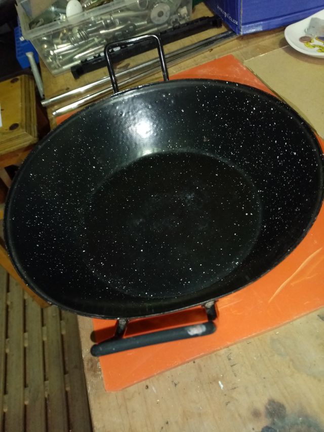 Paellera esmaltada gaspeada.