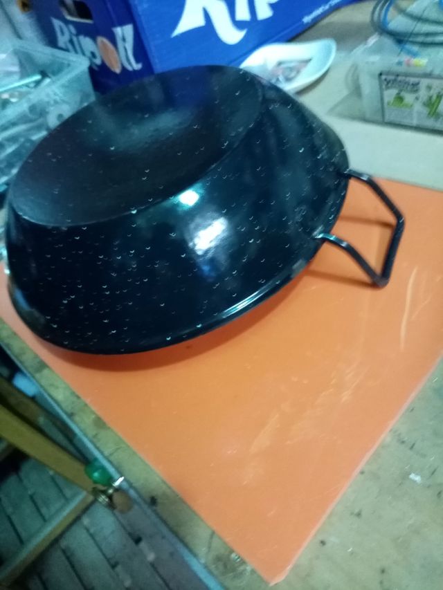 Paellera esmaltada gaspeada.