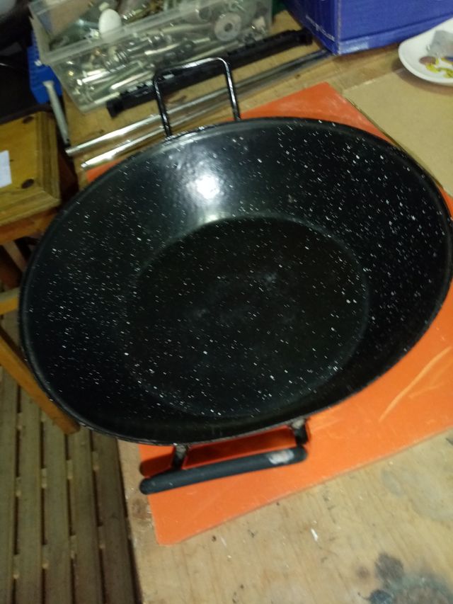 Paellera esmaltada gaspeada.