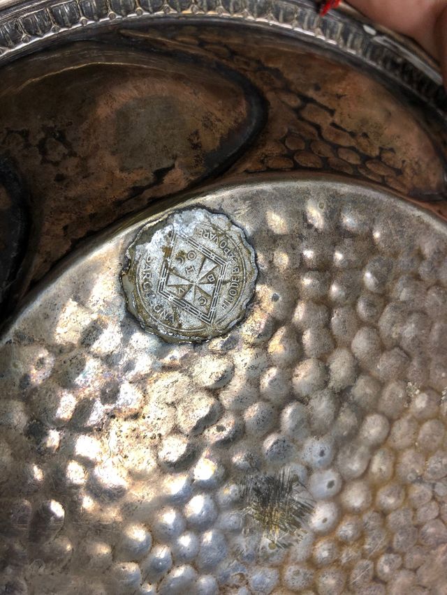 Bandeja repujada de laton