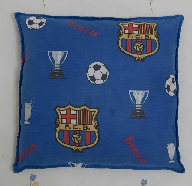 Cojín, banderola y vasos del Fútbol Club Barcelona