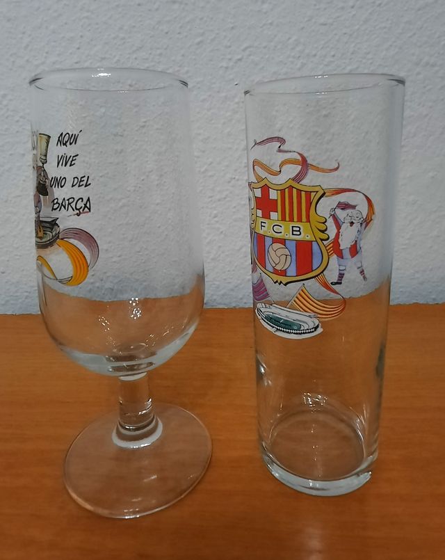 Cojín, banderola y vasos del Fútbol Club Barcelona