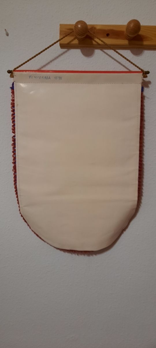 Cojín, banderola y vasos del Fútbol Club Barcelona