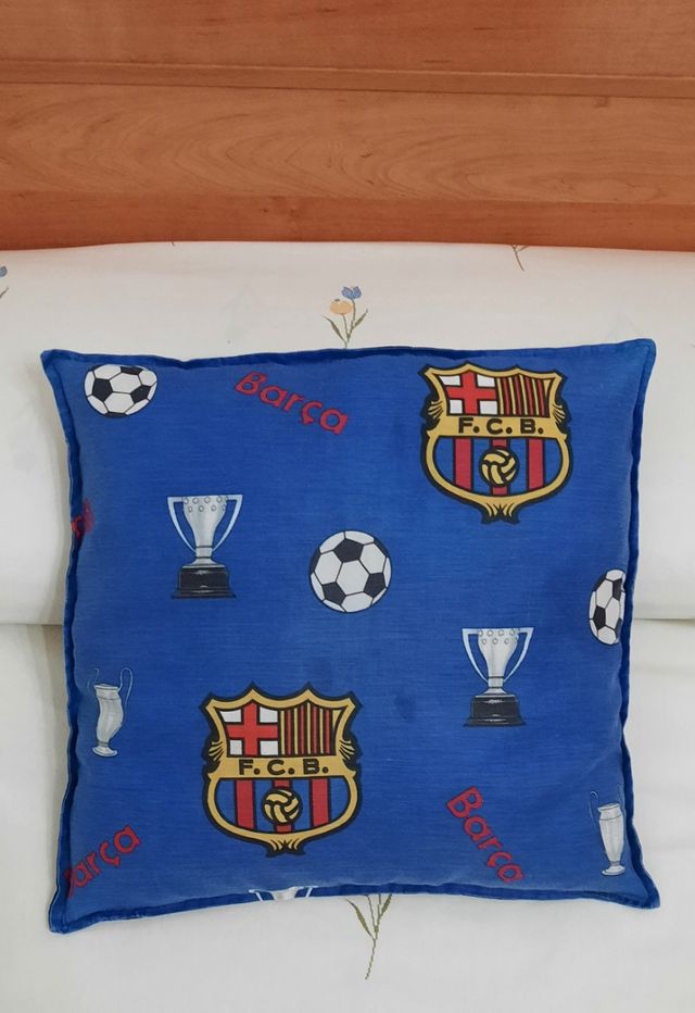 Cojín, banderola y vasos del Fútbol Club Barcelona
