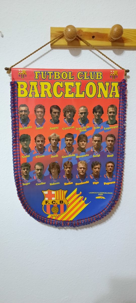 Cojín, banderola y vasos del Fútbol Club Barcelona