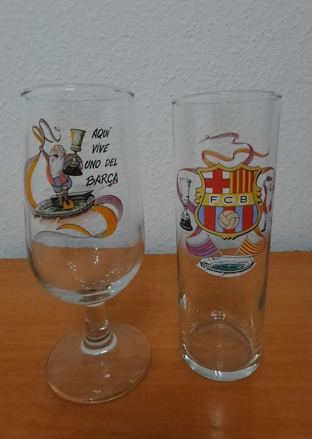 Cojín, banderola y vasos del Fútbol Club Barcelona
