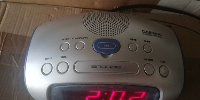RELOJ despertador DAEWOO, USB, radio, clavija EU