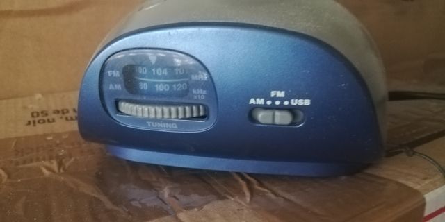 RELOJ despertador DAEWOO, USB, radio, clavija EU