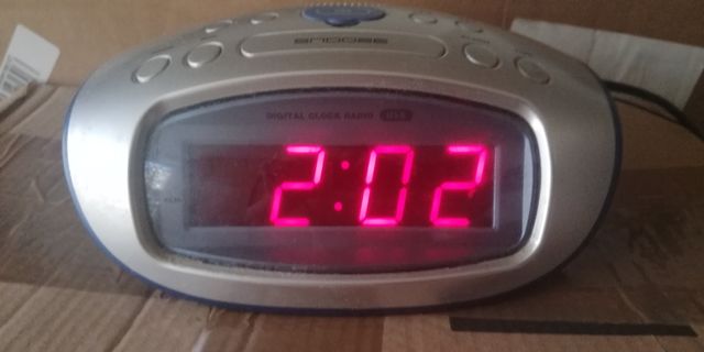 RELOJ despertador DAEWOO, USB, radio, clavija EU