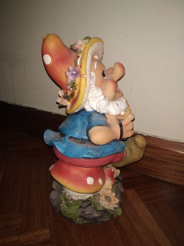 Figura con acordeón de escayola