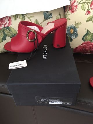 Sandalias mules de piel en rojo Uterqüe de segunda mano por 65 EUR en  Valladolid en WALLAPOP