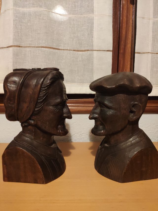 Pareja de bustos vascos de J. Alberdi