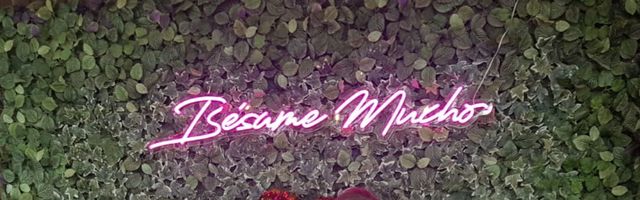 Alquiler Neón bodas, eventos. Bésame mucho.