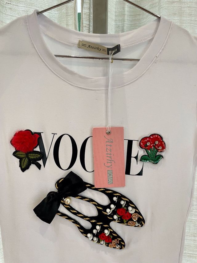 Camiseta con aplicaciones T.S