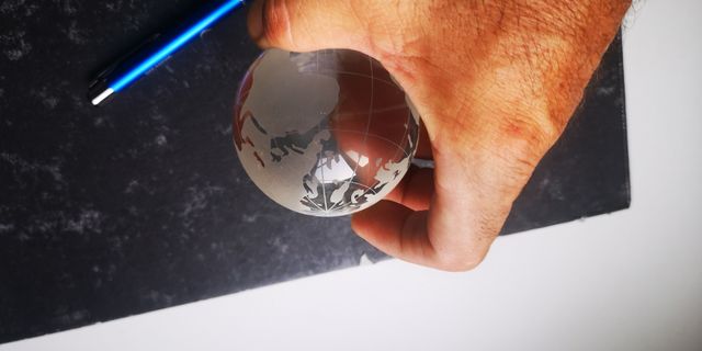 pisapapeles bola de cristal