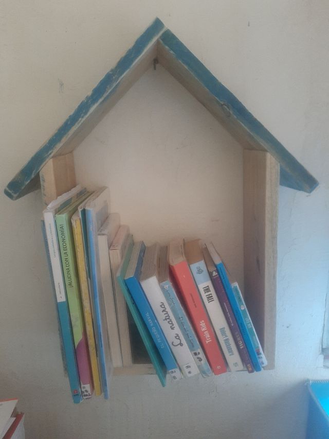 preciosa estantería para libros