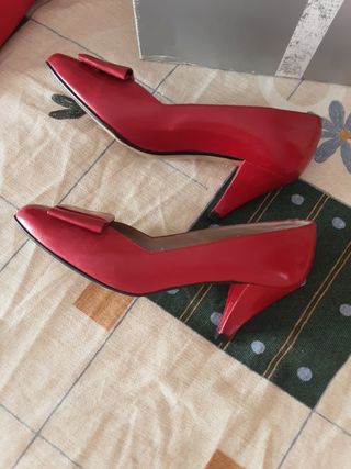 Zapatos rojos piel muy comodos de segunda mano por 8 EUR en Tordera en  WALLAPOP