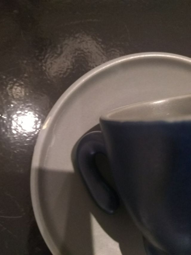 tazas de cerámica de color azul, gris, verde