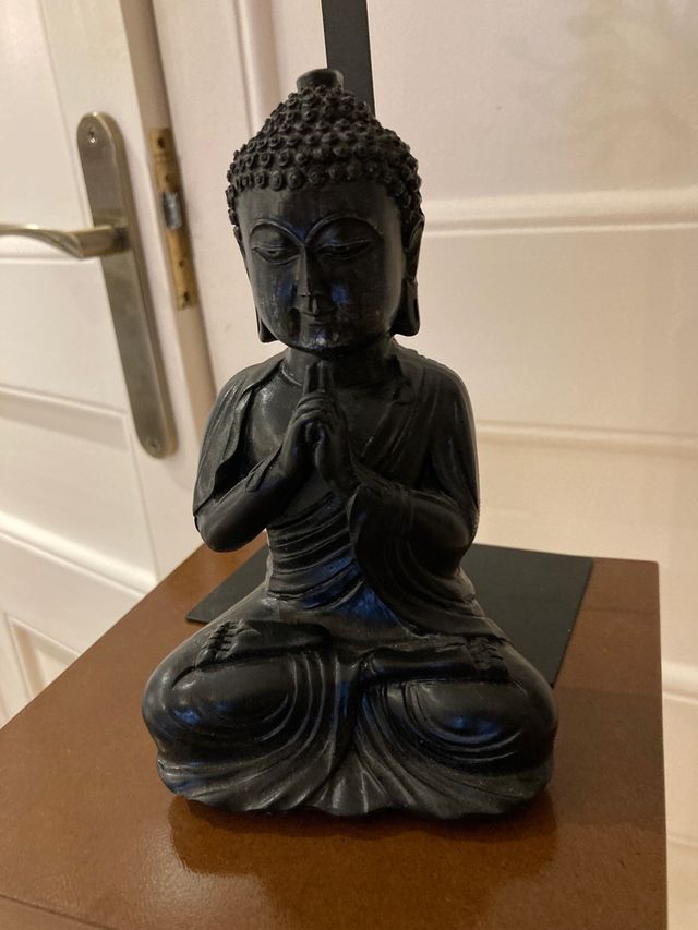 Petit Buddha i arbre de metall