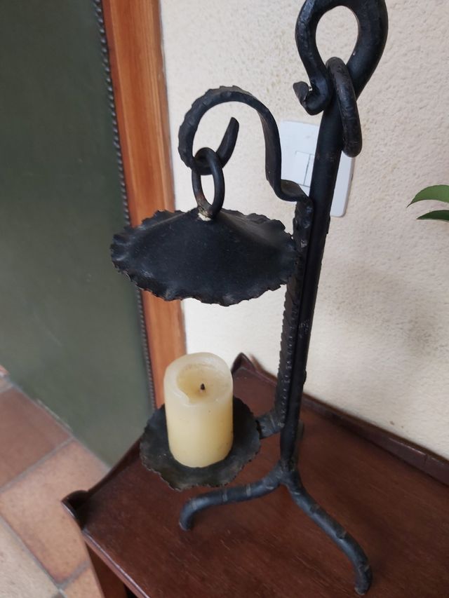 Portavelas antiguo de hierro forjado.