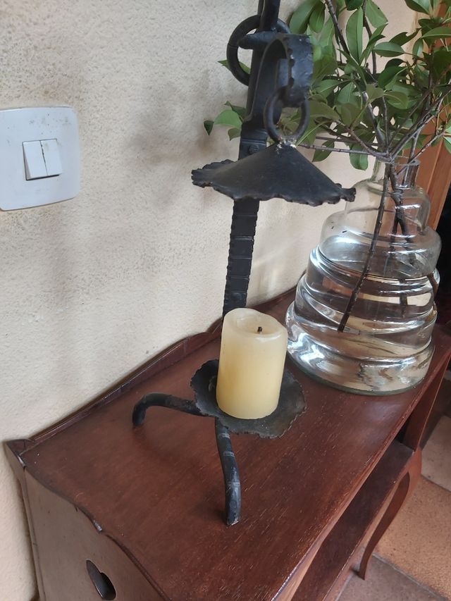 Portavelas antiguo de hierro forjado.