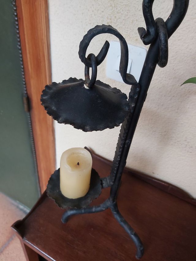 Portavelas antiguo de hierro forjado.