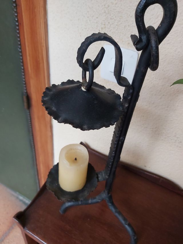 Portavelas antiguo de hierro forjado.