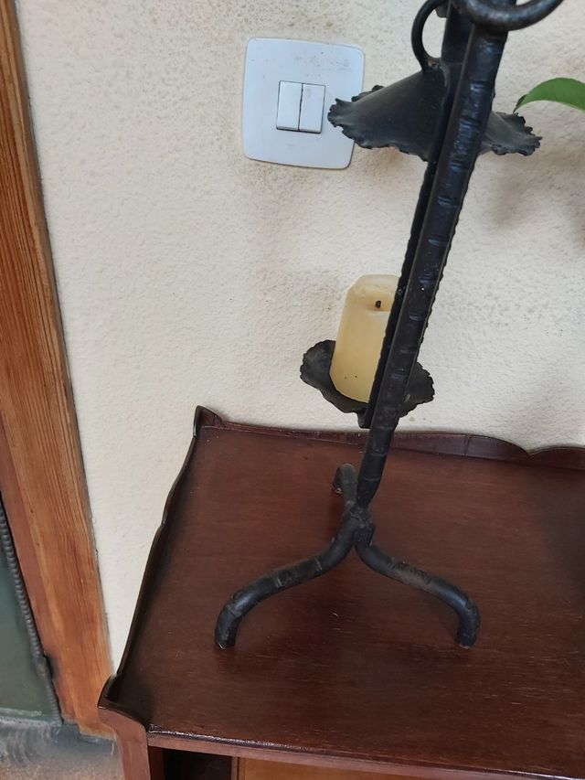 Portavelas antiguo de hierro forjado.