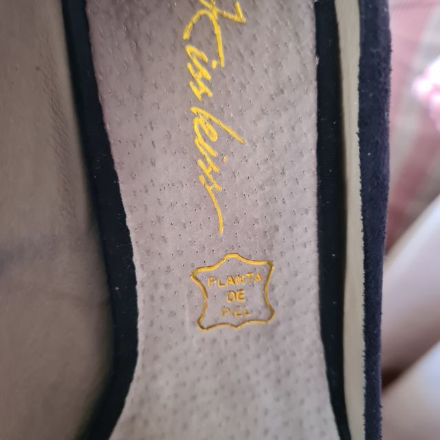 Zapatos Salón con adorno dorado