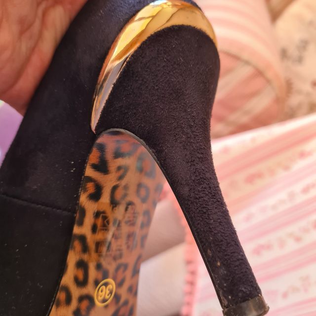 Zapatos Salón con adorno dorado