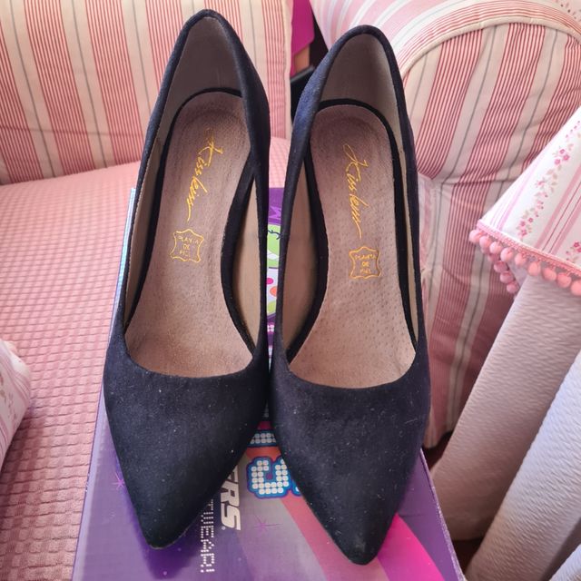 Zapatos Salón con adorno dorado