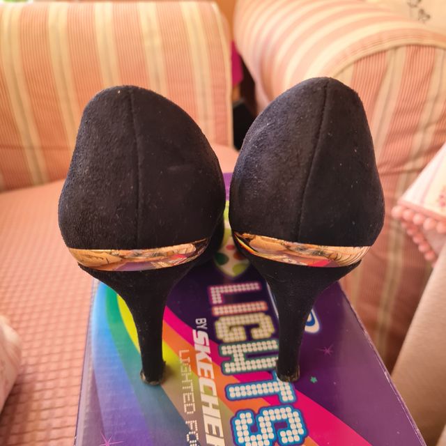 Zapatos Salón con adorno dorado