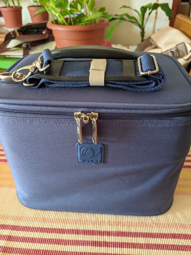 Neceser rígido de viaje. A estrenar.