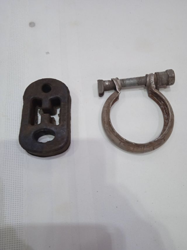 ABRAZADERA Y SOPORTE DE GOMA DE ESCAPE