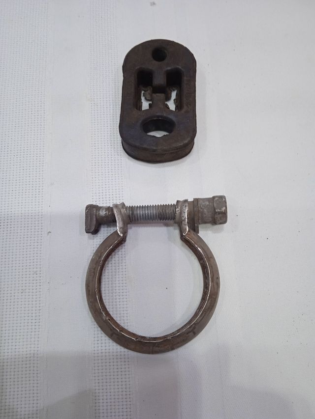 ABRAZADERA Y SOPORTE DE GOMA DE ESCAPE