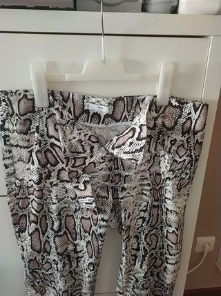 Pantalón estampado serpiente Mango de segunda mano por 7 EUR en Cuiper en  WALLAPOP