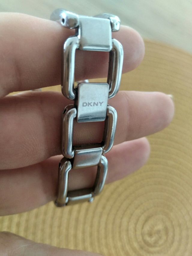 Perfecto Reloj DKNY de pulsera de mujer