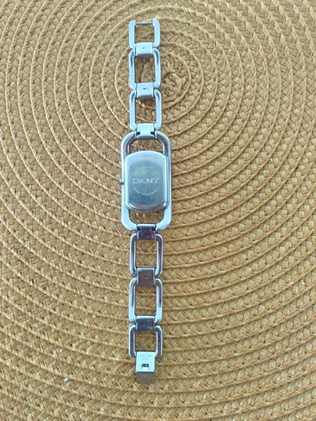 Perfecto Reloj DKNY de pulsera de mujer