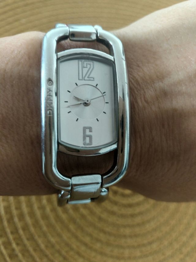 Perfecto Reloj DKNY de pulsera de mujer