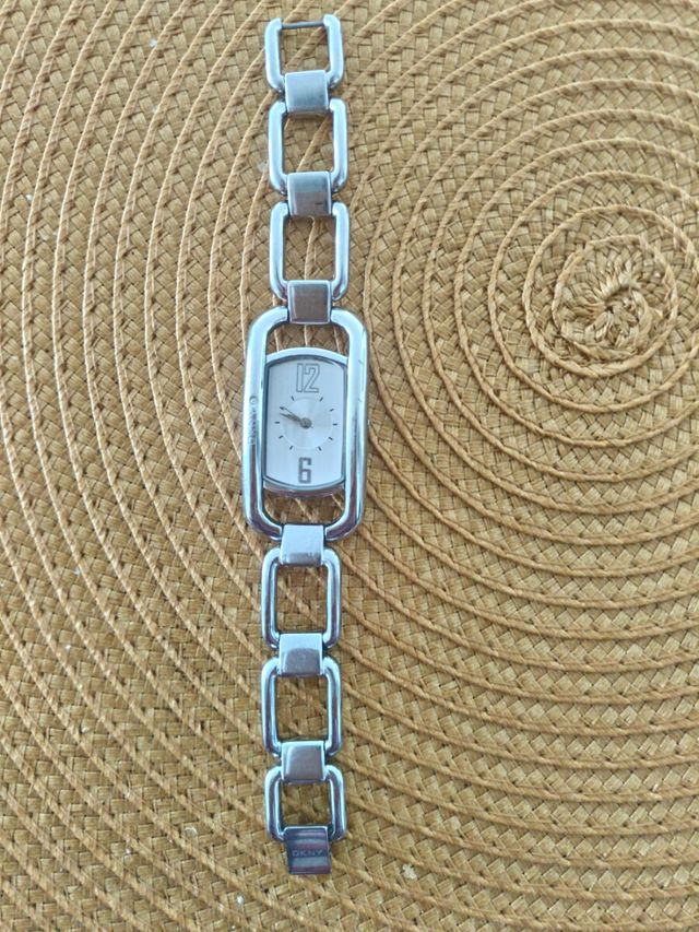 Perfecto Reloj DKNY de pulsera de mujer