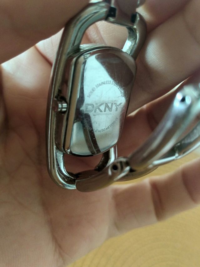 Perfecto Reloj DKNY de pulsera de mujer