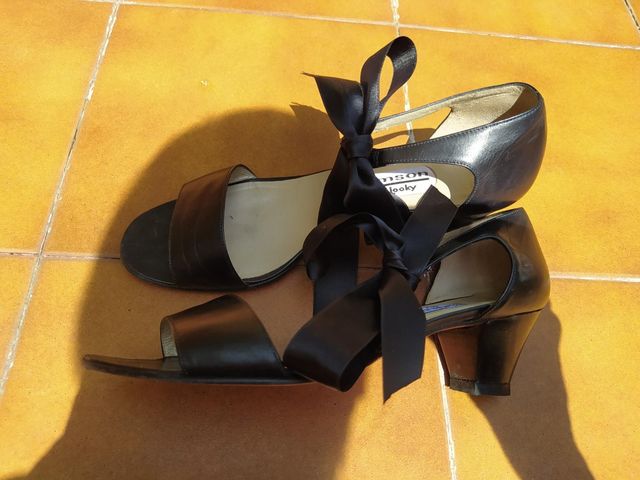 Sandalias con talón piel negra y lazo raso